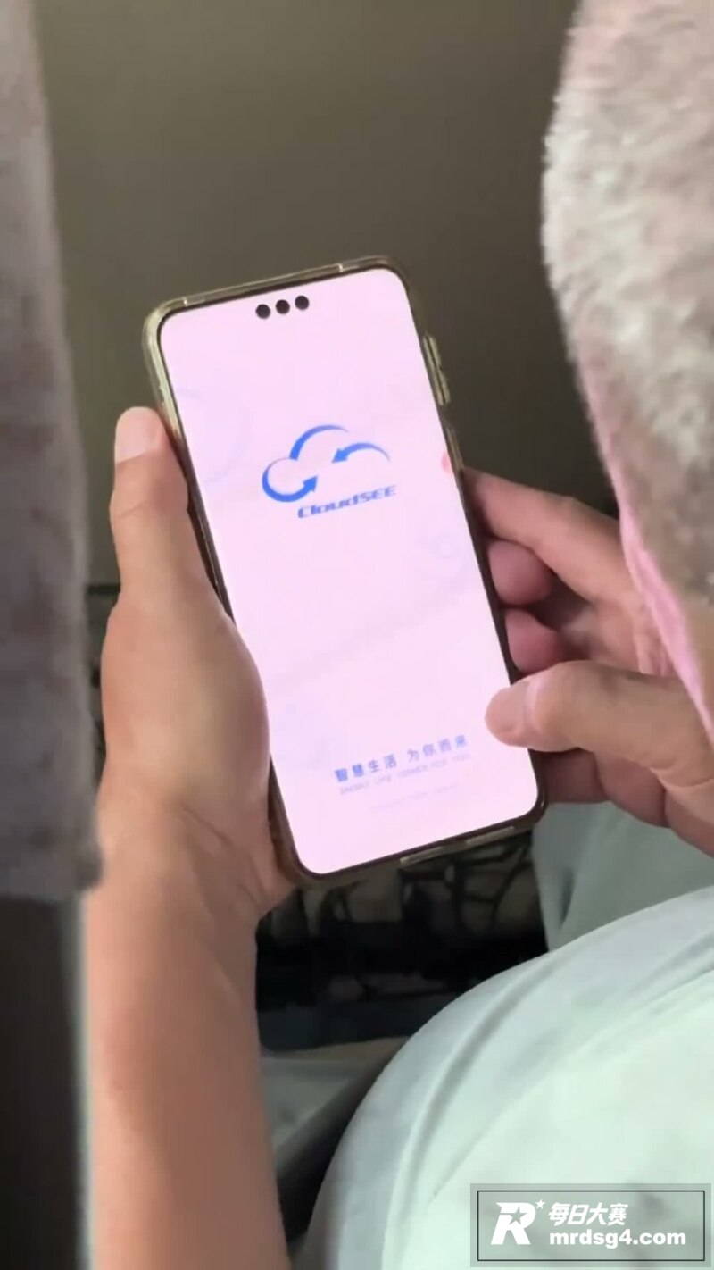 公交大爷车上使用手机相关图片3
