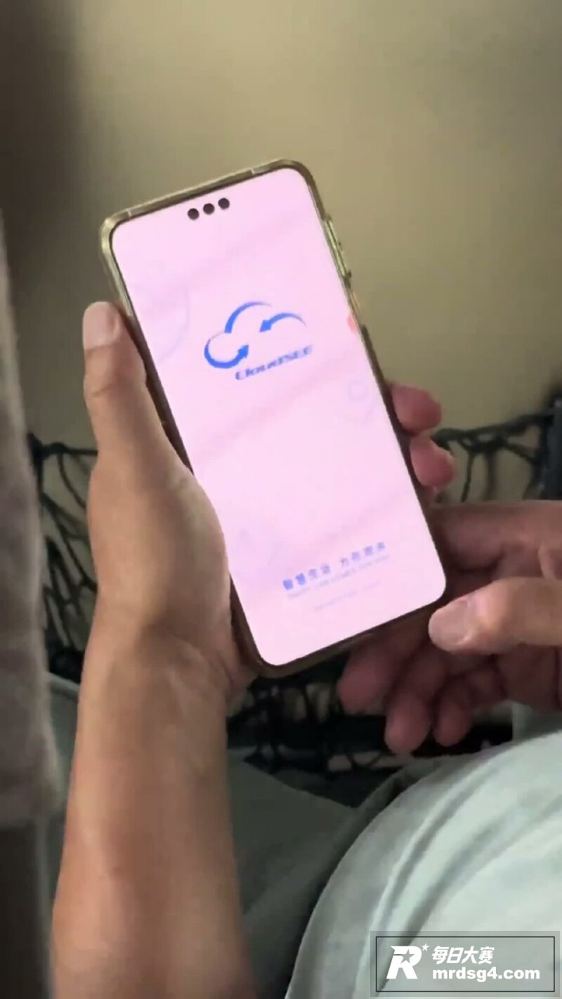 公交大爷车上使用手机相关图片5