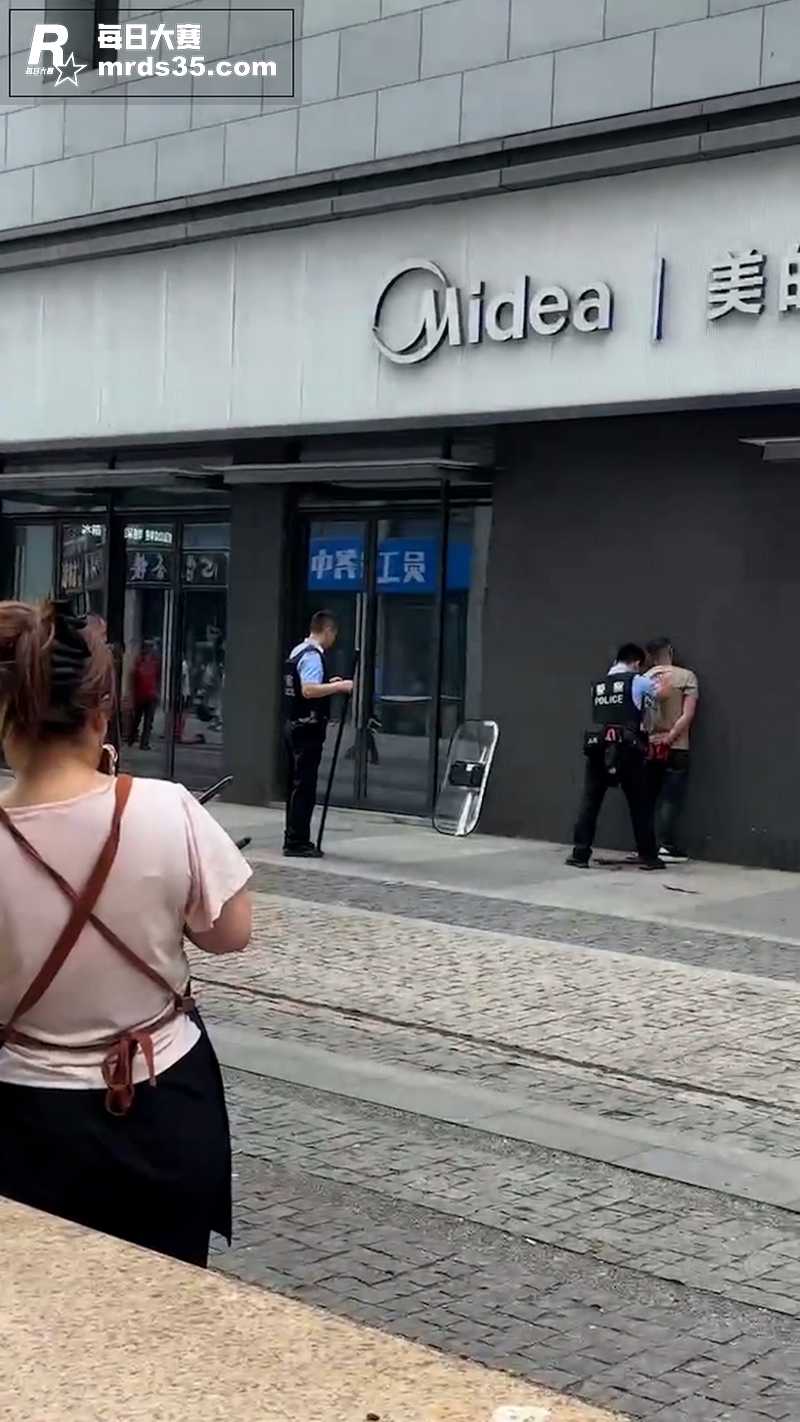 今日快讯 成都惊现街相关图片5