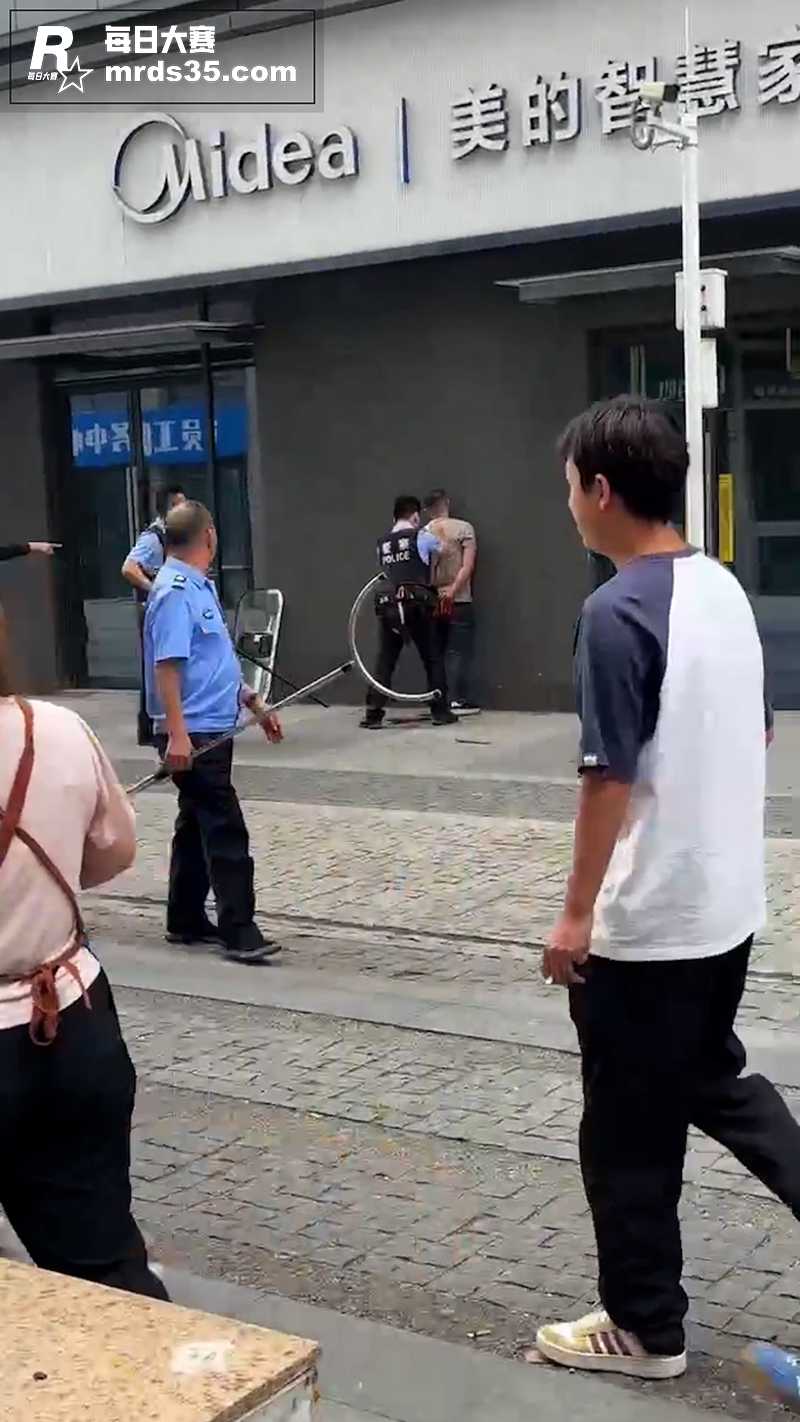 今日快讯 成都惊现街相关图片6