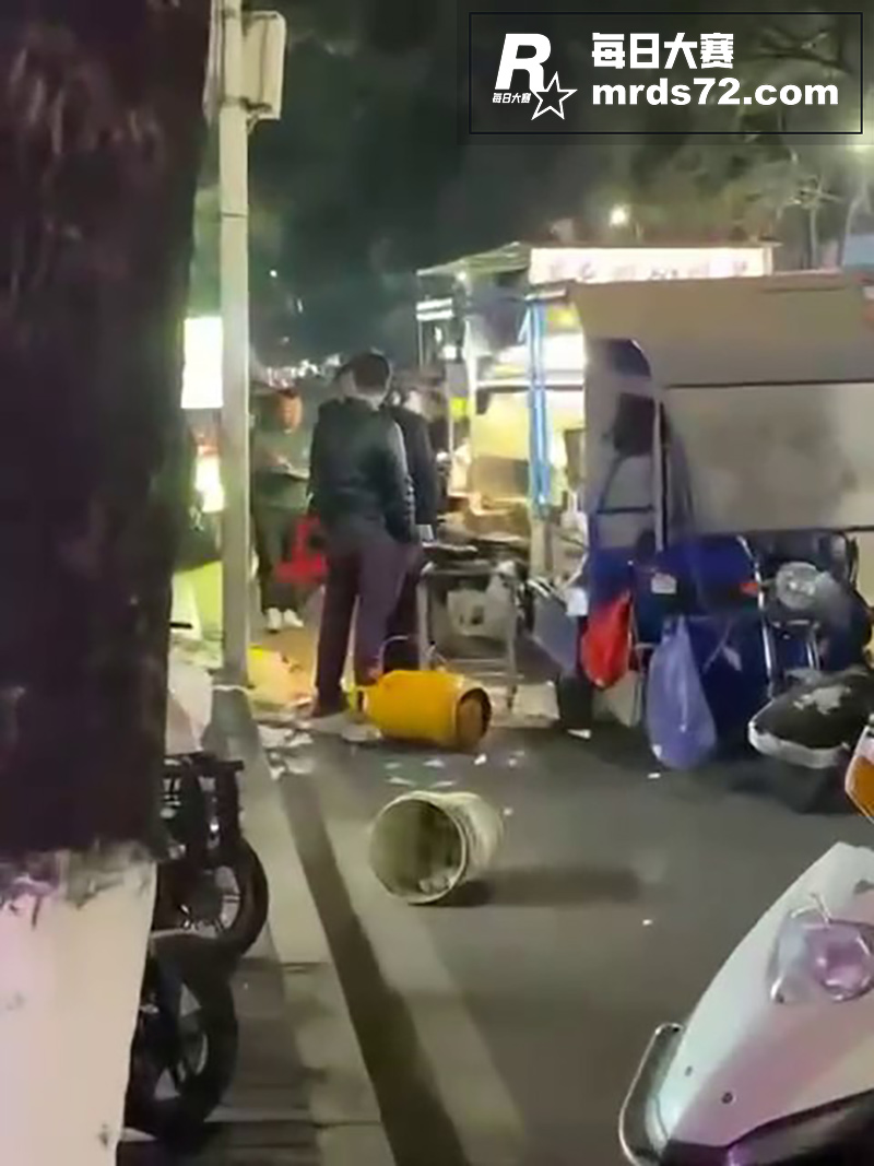 市区路边摊突发打架斗相关图片2