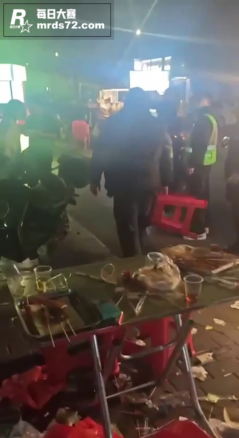 市区路边摊突发打架斗相关图片3
