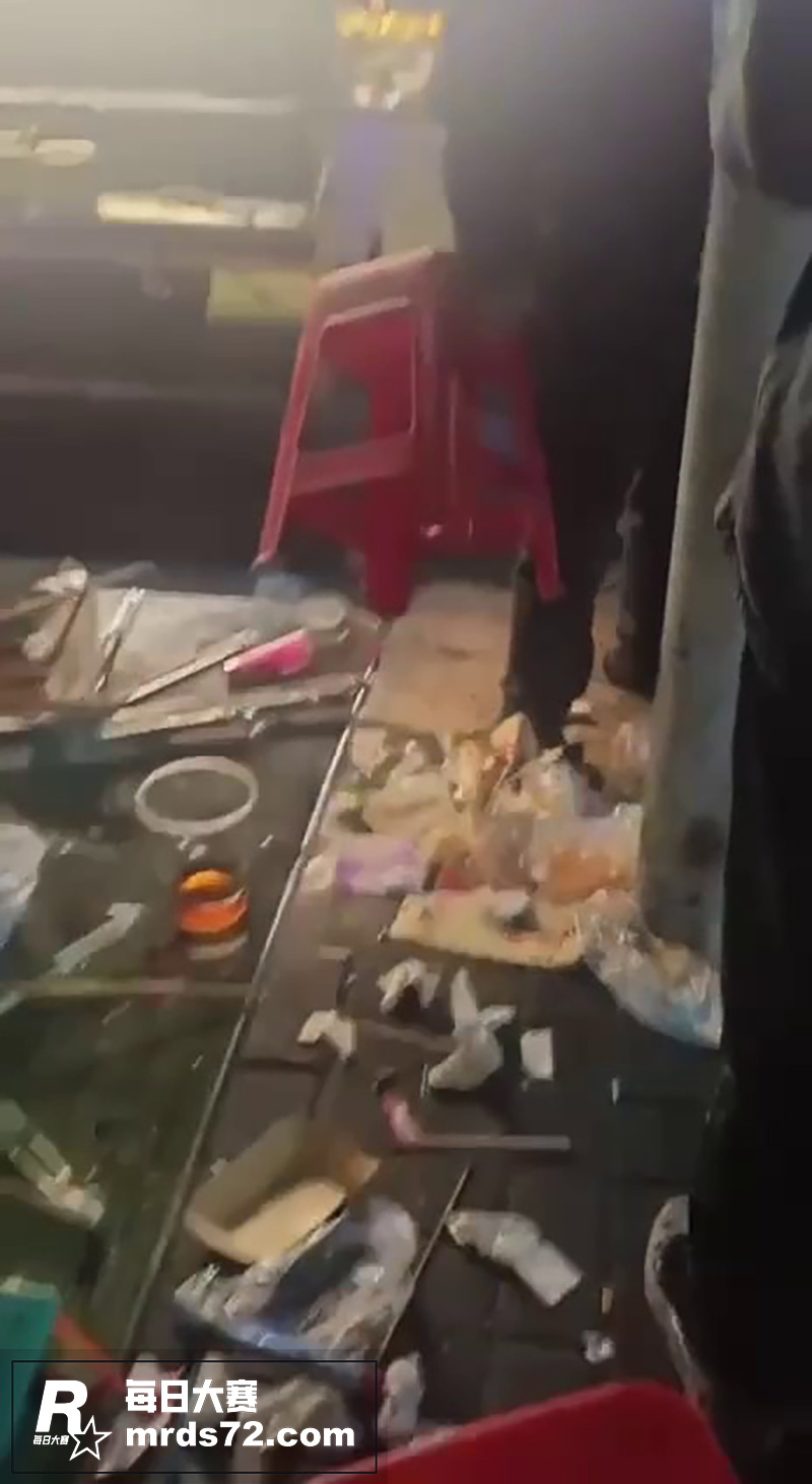市区路边摊突发打架斗相关图片4