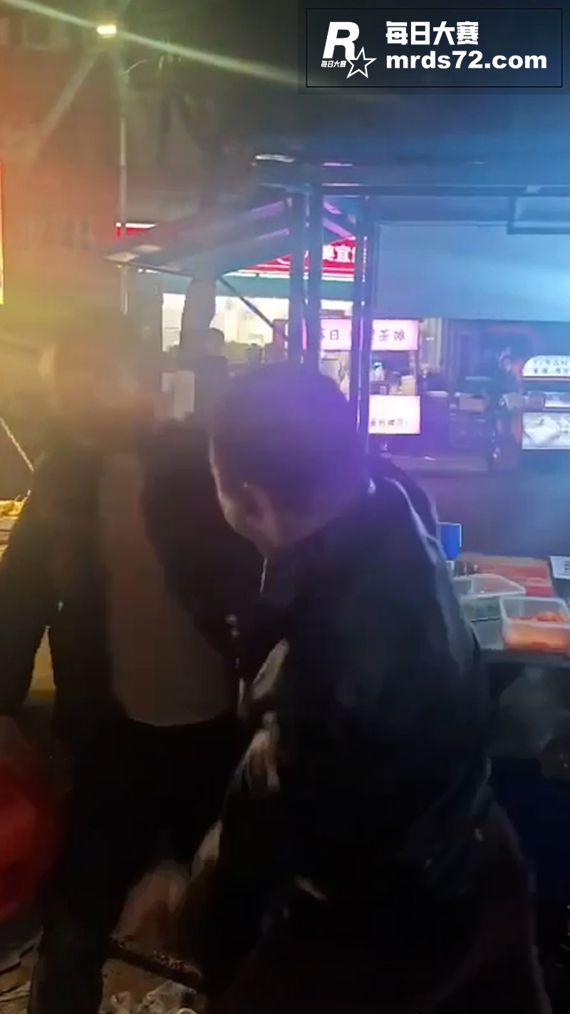 市区路边摊突发打架斗相关图片5