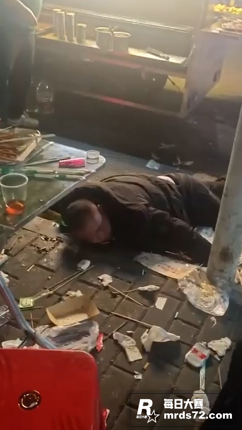 市区路边摊突发打架斗相关图片6