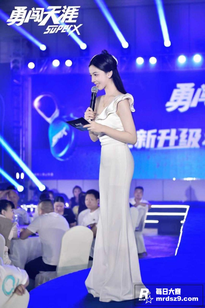 成都高颜值美女主持人相关图片1