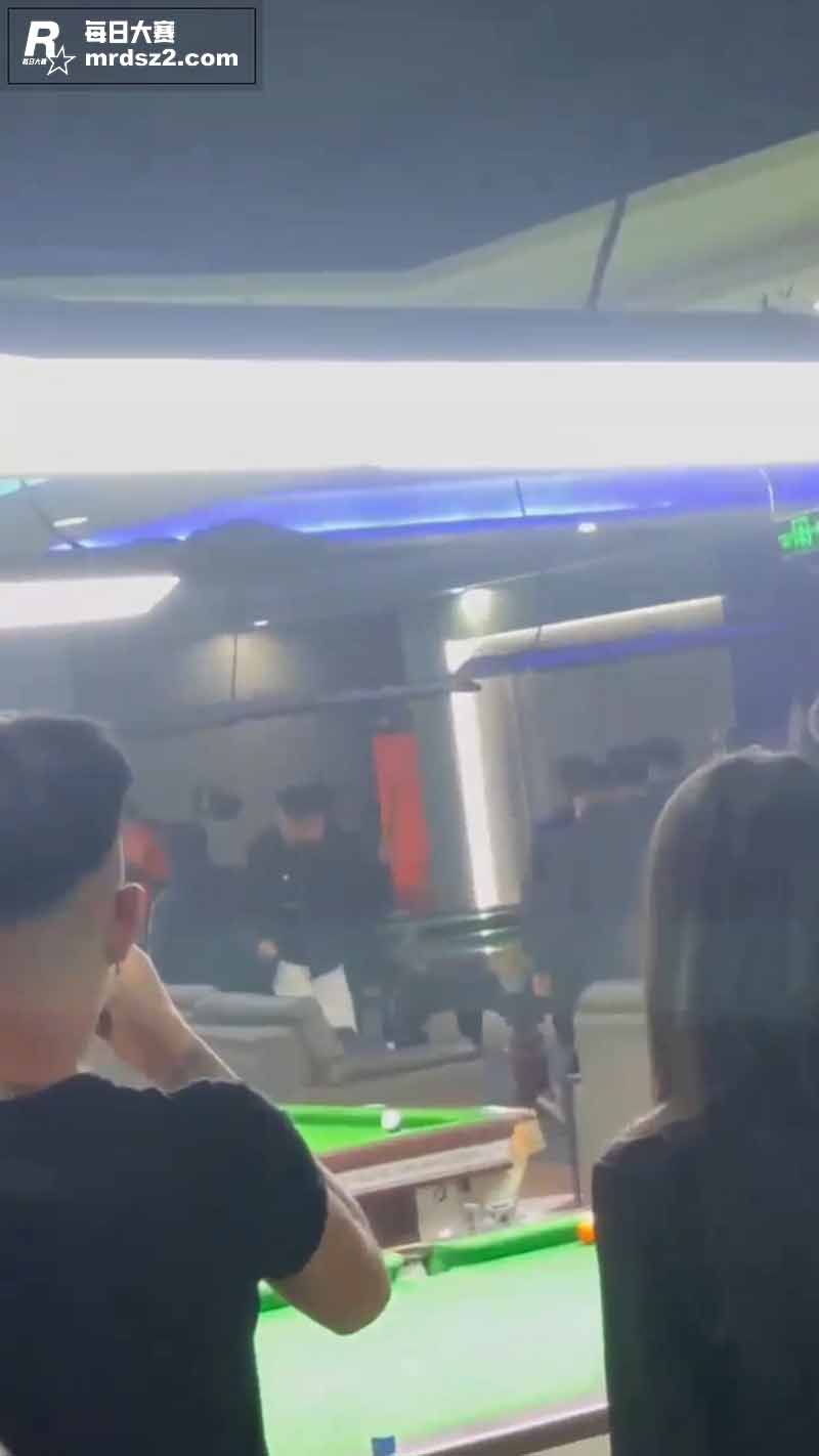 精神小伙台球厅多人混相关图片1