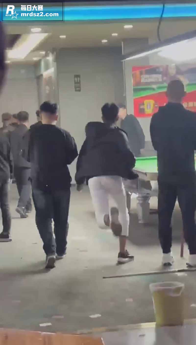 精神小伙台球厅多人混相关图片3