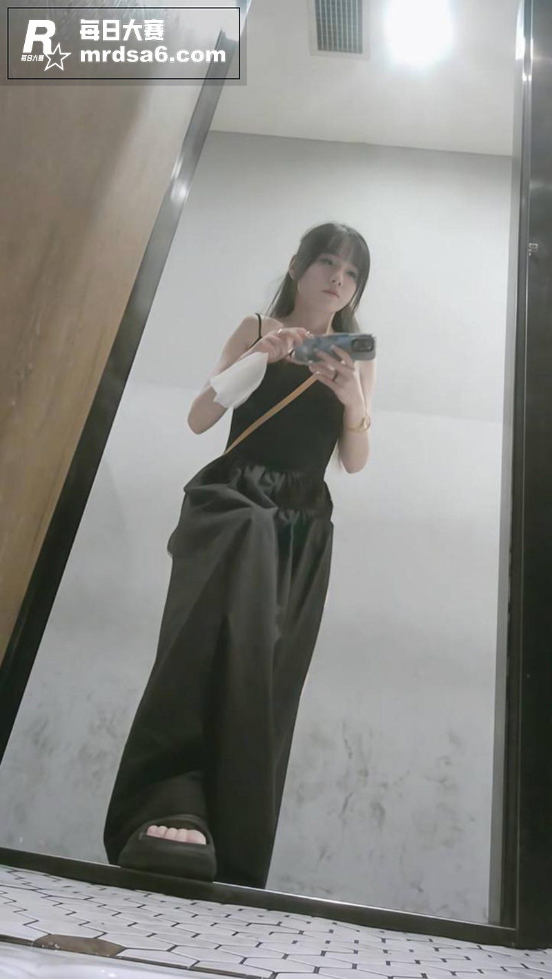 精品厕所偷拍 多角度相关图片5