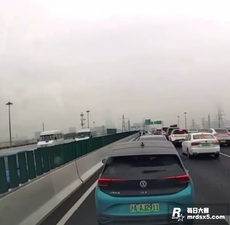 上海某主干道发生车祸相关图片2