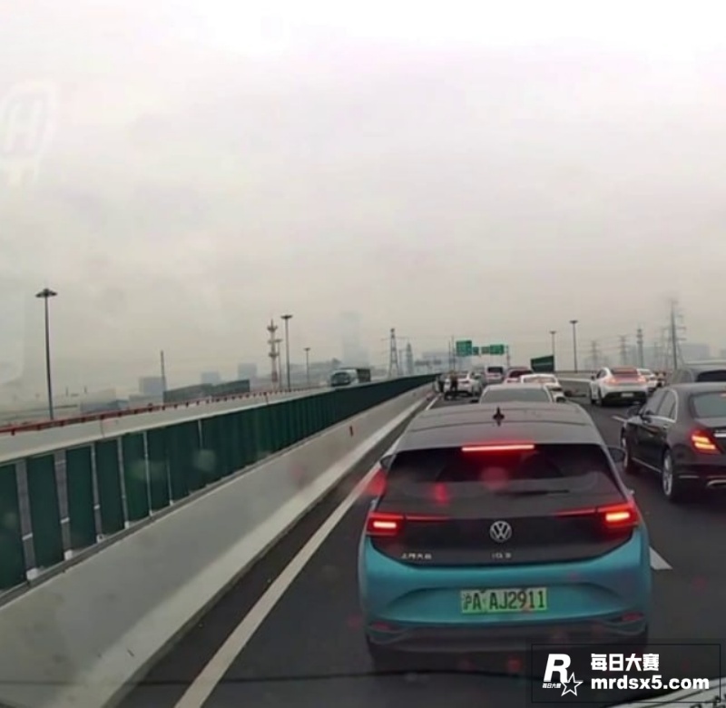 上海某主干道发生车祸相关图片3