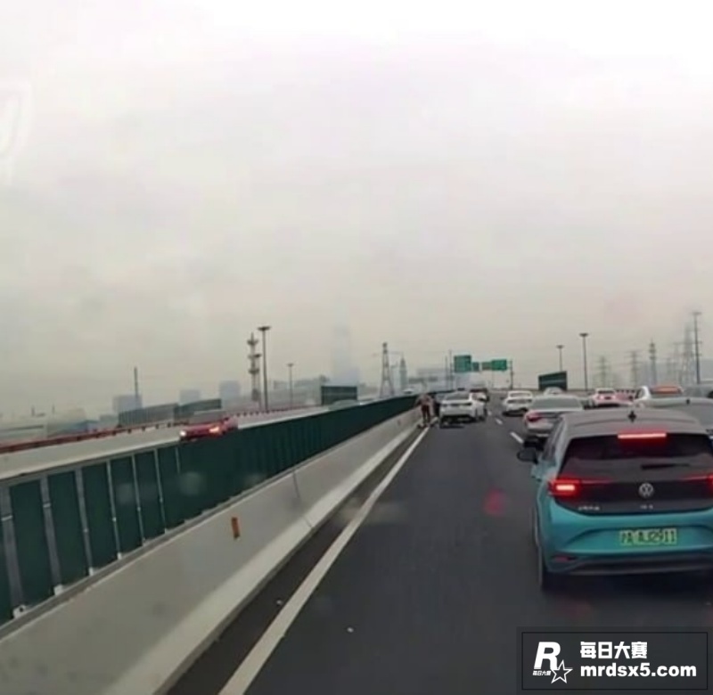上海某主干道发生车祸相关图片4