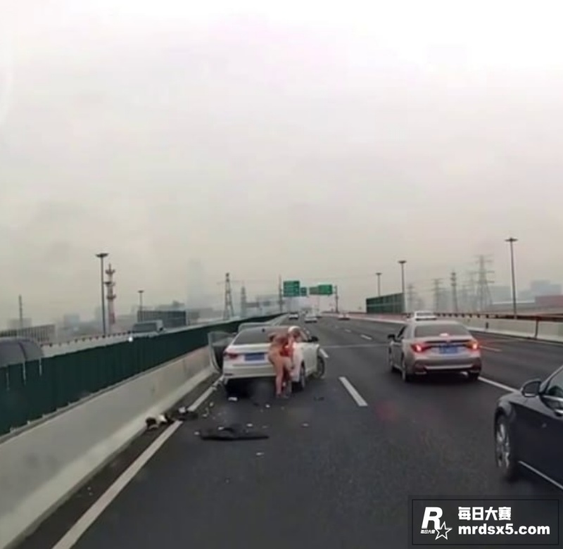 上海某主干道发生车祸相关图片5