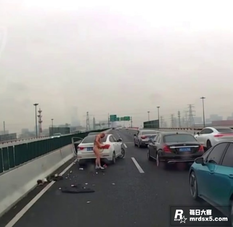 上海某主干道发生车祸相关图片6