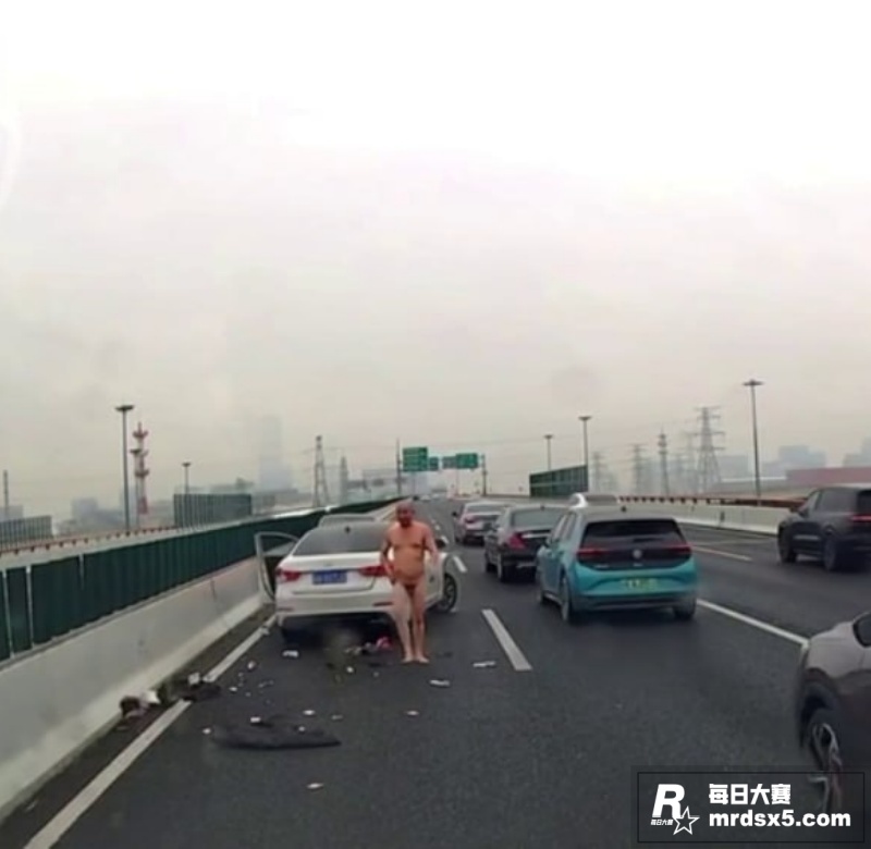 上海某主干道发生车祸相关图片7