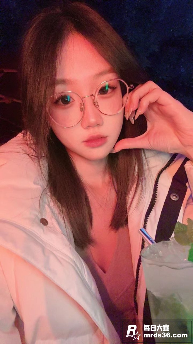 极品清纯眼镜妹 诱人相关图片2
