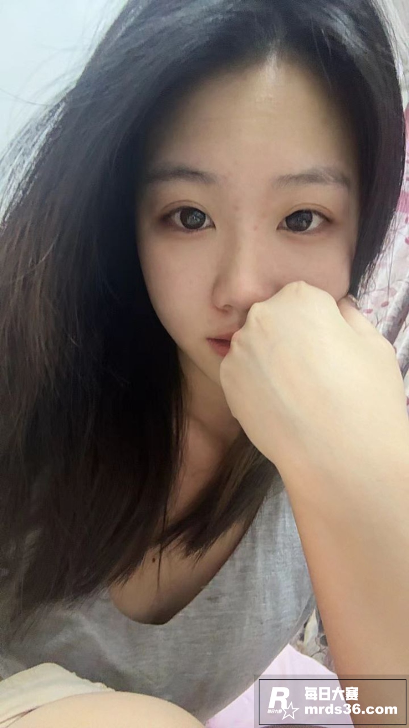 极品清纯眼镜妹 诱人相关图片5