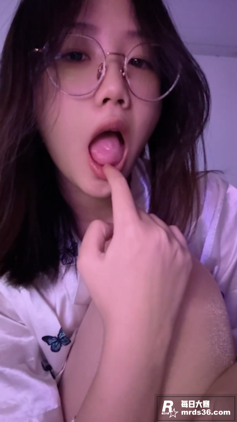 极品清纯眼镜妹 诱人相关图片16