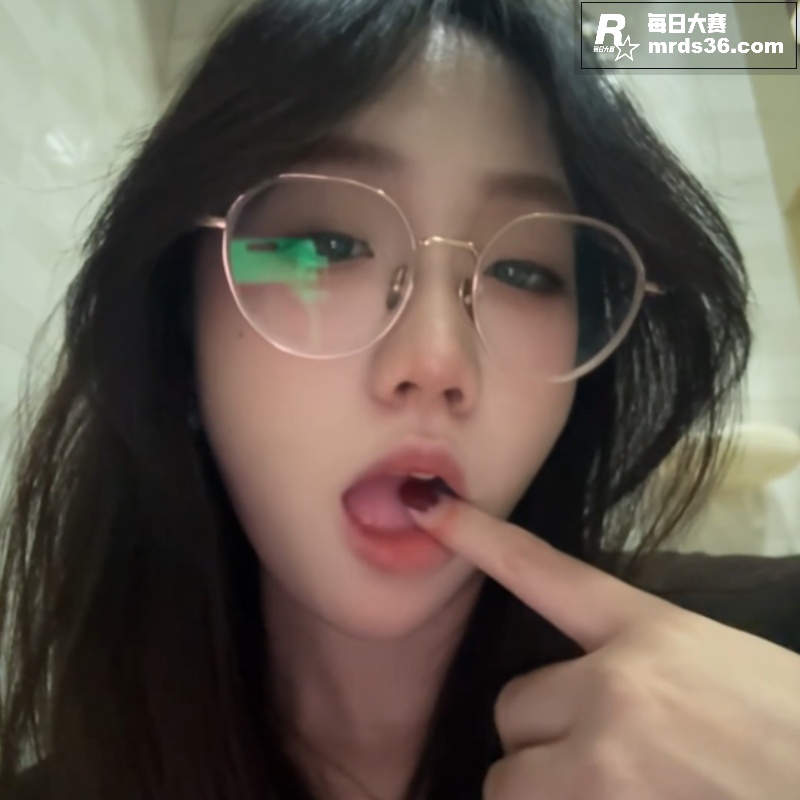 极品清纯眼镜妹 诱人相关图片21