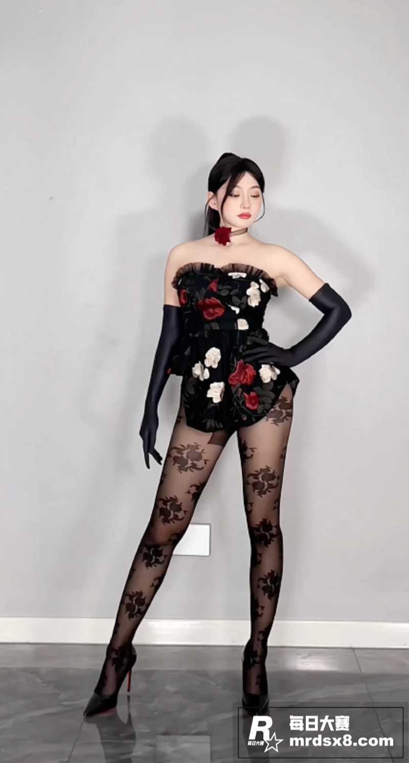B站极品美女 芯芯好相关图片1