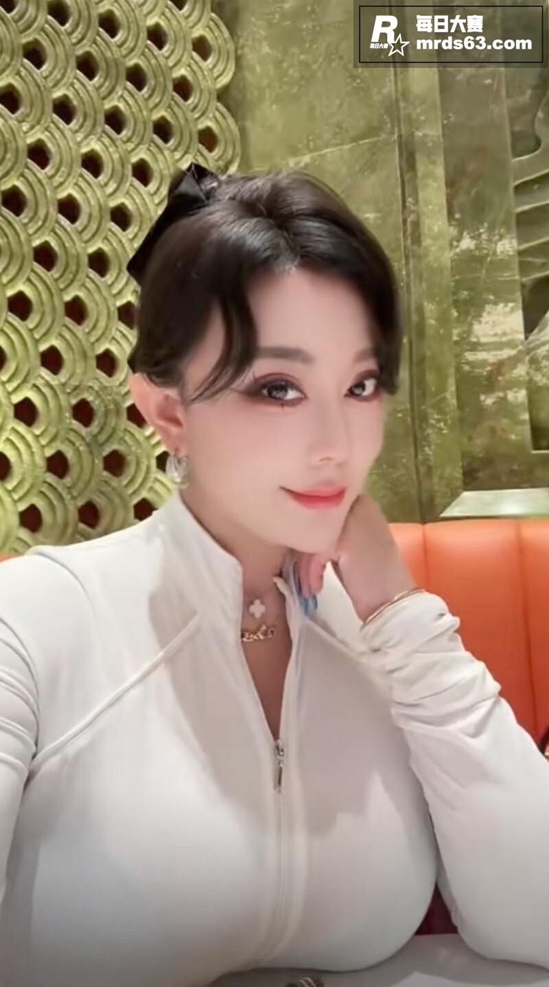 抖音巨乳肥臀网红御姐相关图片4