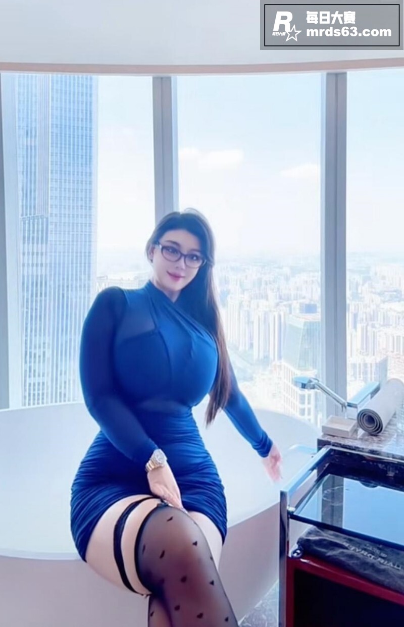 抖音巨乳肥臀网红御姐相关图片5