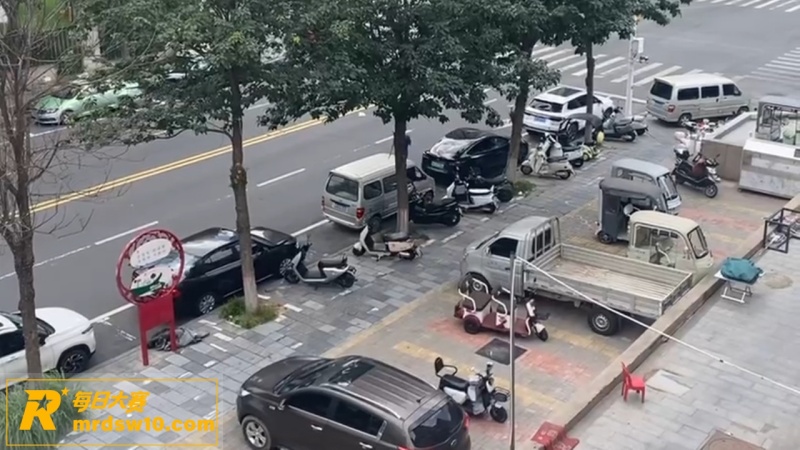 河南郑州街头突发疯狂相关图片1