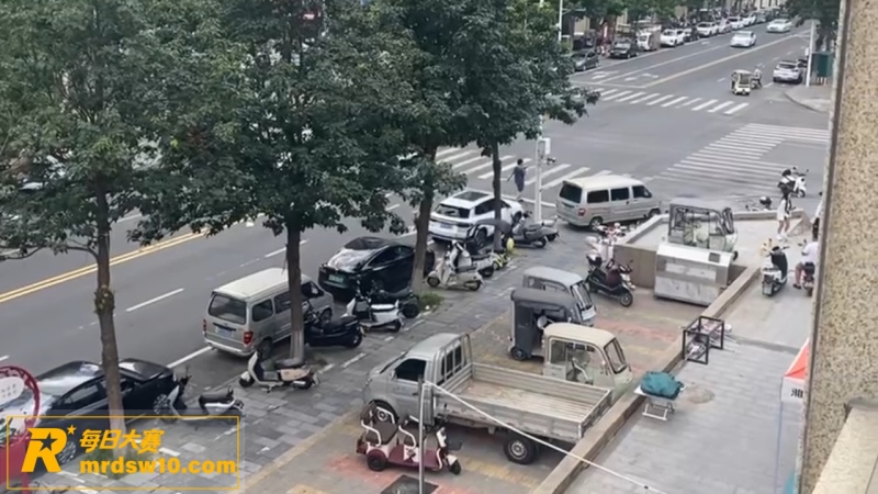 河南郑州街头突发疯狂相关图片2