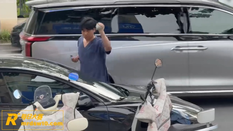 河南郑州街头突发疯狂相关图片5