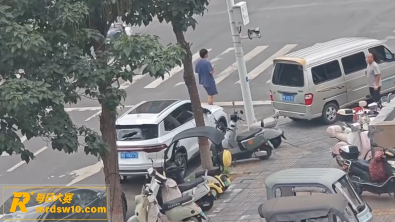 河南郑州街头突发疯狂相关图片6