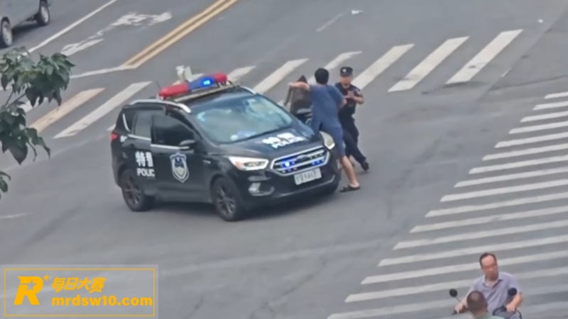 河南郑州街头突发疯狂相关图片8