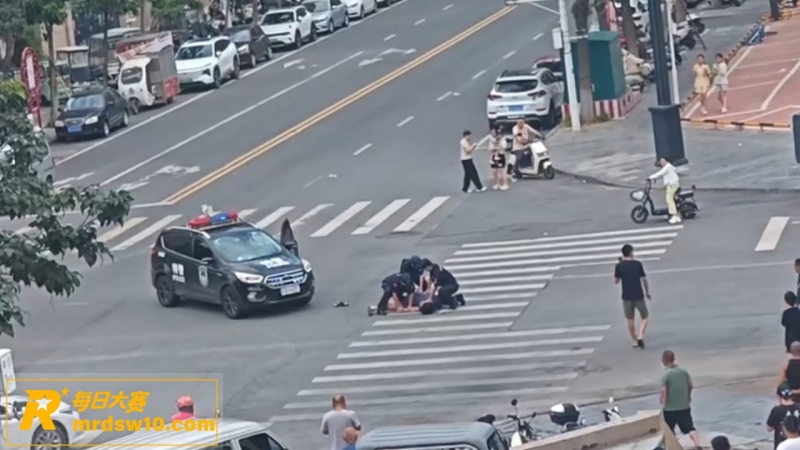 河南郑州街头突发疯狂相关图片10