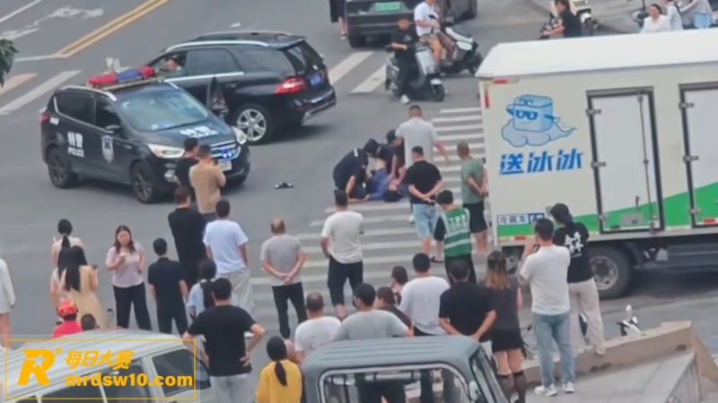 河南郑州街头突发疯狂相关图片11