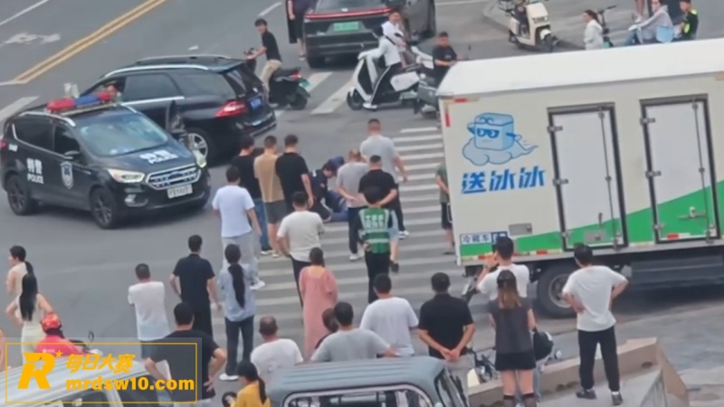 河南郑州街头突发疯狂相关图片12