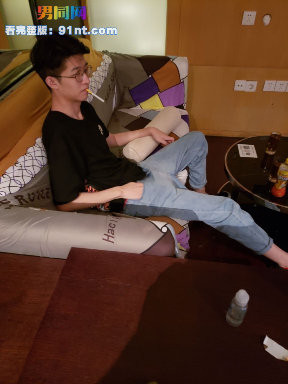 体育生约炮天菜眼镜正装直男 无套爆操后让鲜肉小哥表演自慰撸射 - 图2