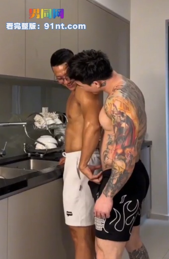 纹身猛男TOP操肌肉黑皮0 猛男大屌后入暴力轰炸眼镜骚受 双枪撸射同时高潮喷射 - 图3