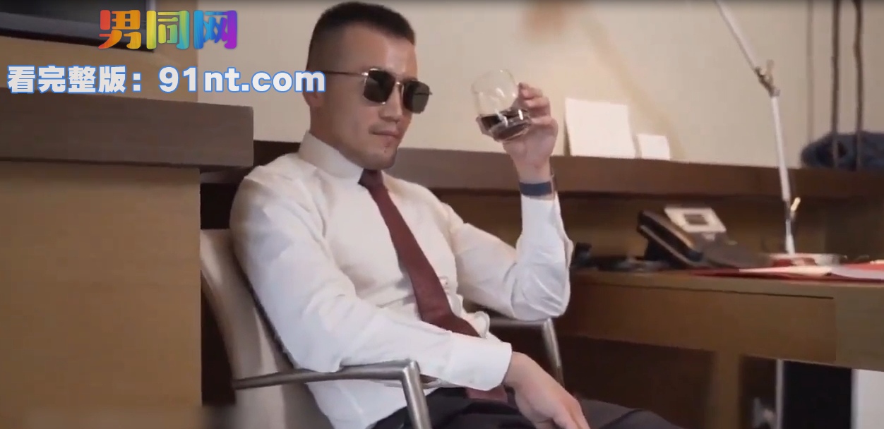 正装型男3P调教骚受 舔脚吃精样样精通 骚狗初体验双龙入洞爽爆天 - 图1