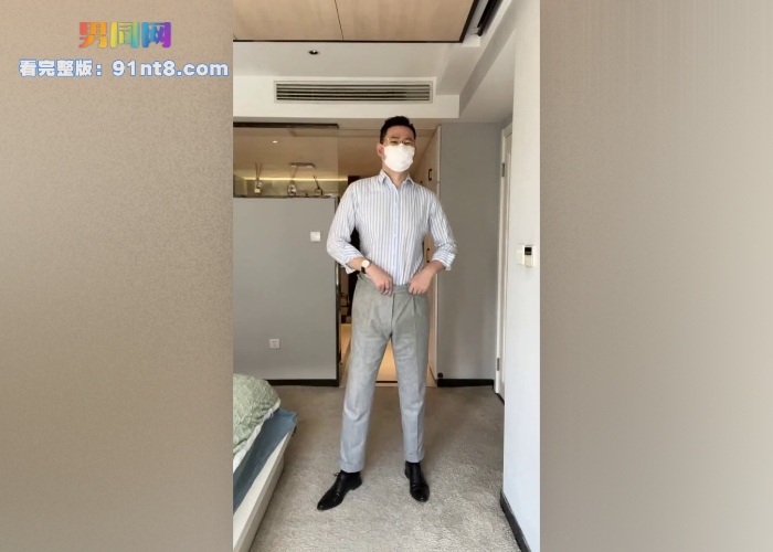 正装型男粗口撸射专访 帅气熟男骚气粗口对着镜子撸射大屌喷射满手浓精 - 图1