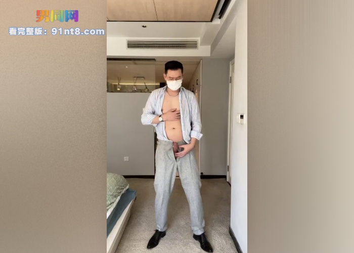 正装型男粗口撸射专访 帅气熟男骚气粗口对着镜子撸射大屌喷射满手浓精 - 图2