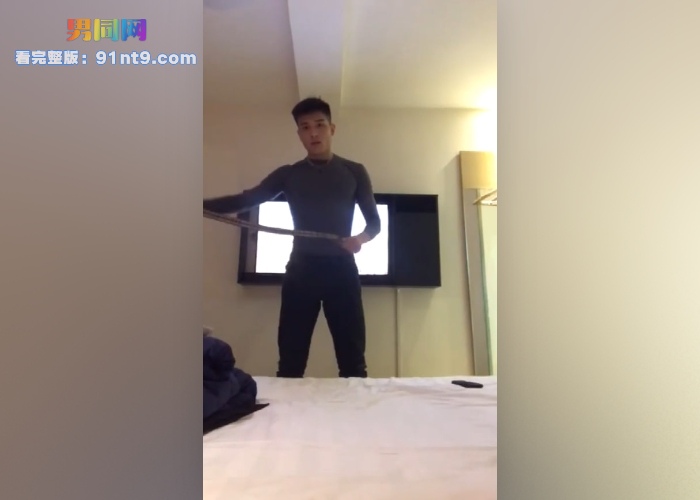 帅气直男体育生酒店专访solo 撸铁打拳 展示健美身材 把玩撸射翘弯鸡巴 让人看口水直流 - 图2