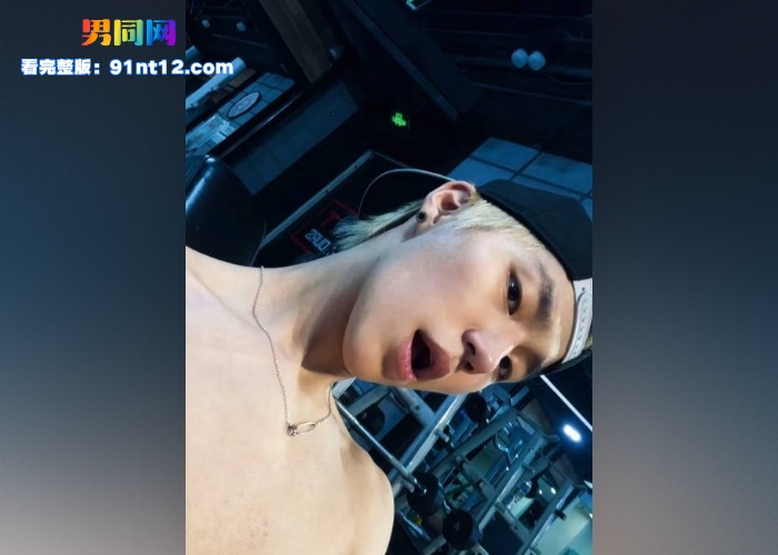 抖音网红帅哥 于绍洋 撸射专访视频流出 卧室撸射大屌喷射浓精 和女友做爱双性恋做实 - 图2