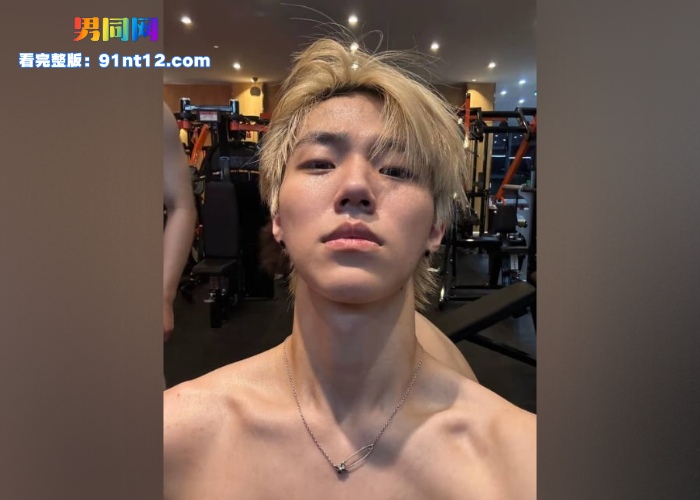 抖音网红帅哥 于绍洋 撸射专访视频流出 卧室撸射大屌喷射浓精 和女友做爱双性恋做实 - 图4