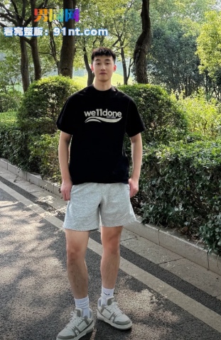 网黄 小佐DD 叫上炮友3P轮操爷们黑皮肌肉受 佳怡哥哥 喷潮 全程大叫不止 - 图1