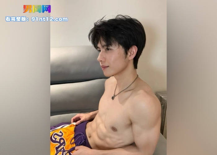 抖音网红正装痞帅鲜肉 李良鹏 粗口专访视频流出 酷爱晒脚晒袜 被爆出在推特上卖臭袜 - 图2