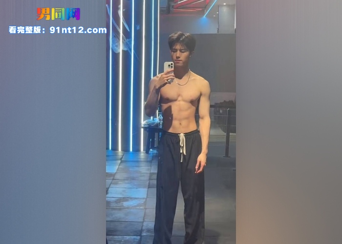 抖音网红正装痞帅鲜肉 李良鹏 粗口专访视频流出 酷爱晒脚晒袜 被爆出在推特上卖臭袜 - 图5