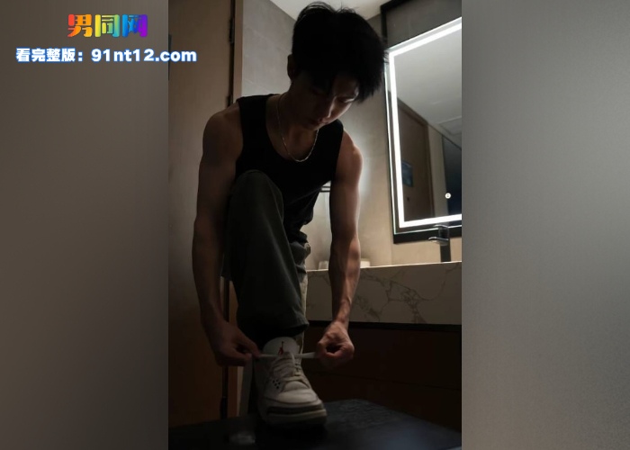 抖音网红正装痞帅鲜肉 李良鹏 粗口专访视频流出 酷爱晒脚晒袜 被爆出在推特上卖臭袜 - 图6