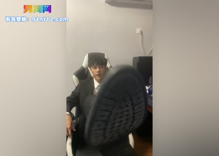 抖音网红正装痞帅鲜肉 李良鹏 粗口专访视频流出 酷爱晒脚晒袜 被爆出在推特上卖臭袜 - 图7