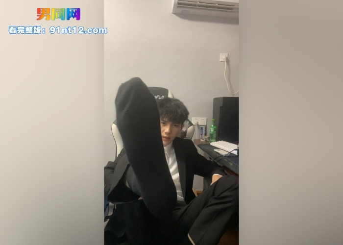 抖音网红正装痞帅鲜肉 李良鹏 粗口专访视频流出 酷爱晒脚晒袜 被爆出在推特上卖臭袜 - 图8