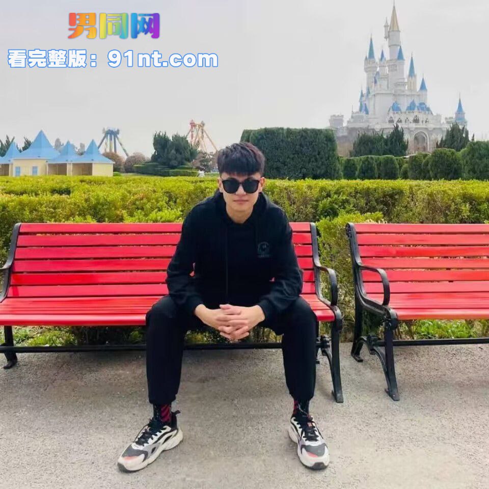 直男大学生被专访调教 黑袜掰腿秀毛菊 淫贱骚浪母狗姿势等待金主操干 - 图1