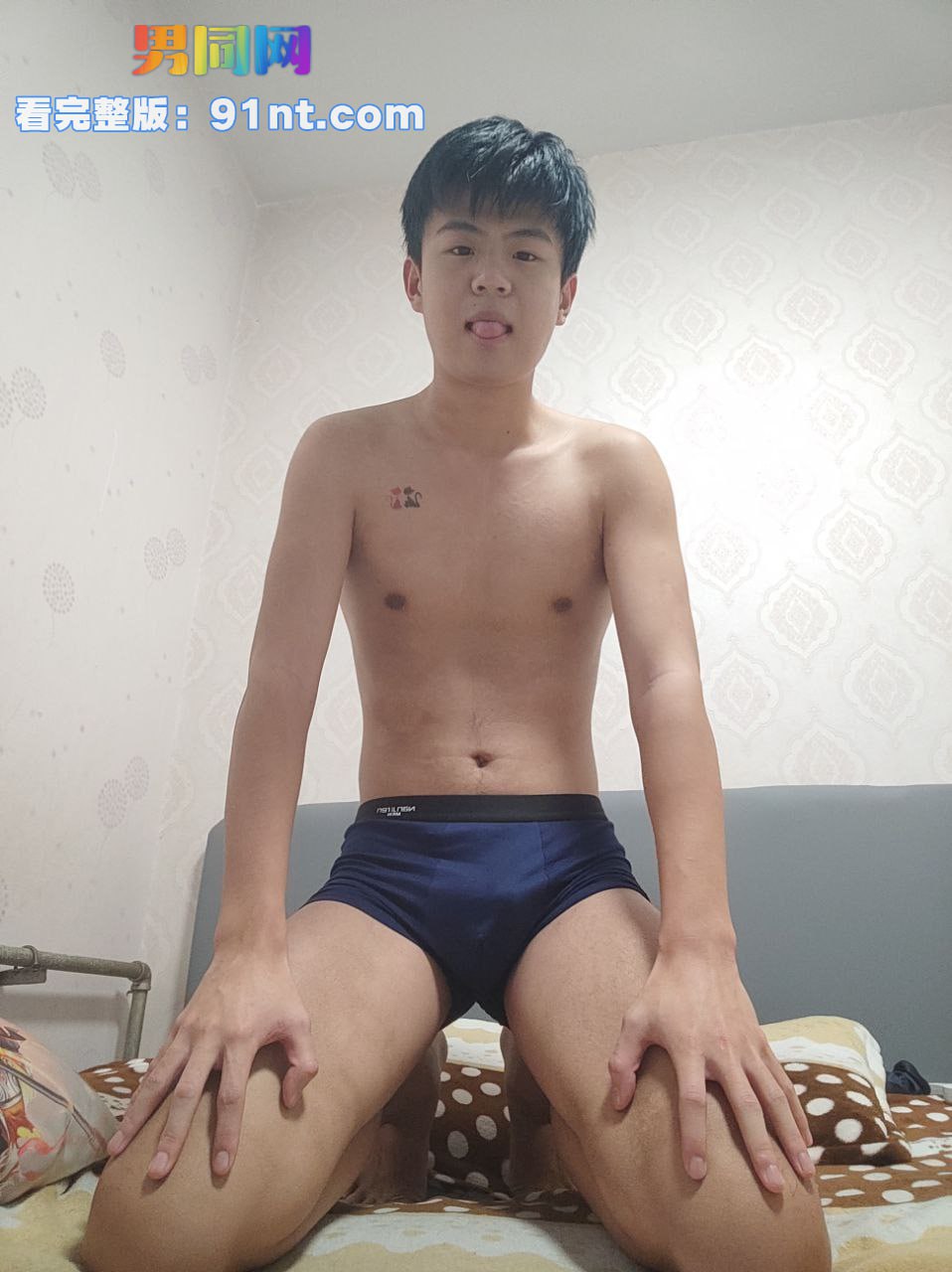 直男大学生被专访调教 黑袜掰腿秀毛菊 淫贱骚浪母狗姿势等待金主操干 - 图3